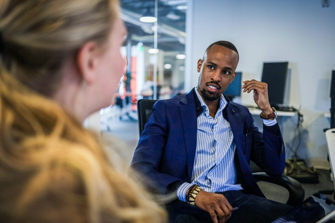 leader mentoring employee